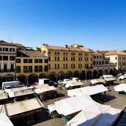 The market continues over at Piazza delle Erbe ... on the other side of Palazzo della Ragione.
