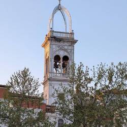 Der Glockenturm der Katholischen Kirche