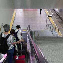 Rolltreppe zum Bahnsteig