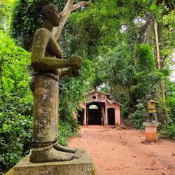 Voodoo Temple im Heiligen Wald in Quidah
