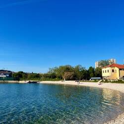 La plage au pied de l'auberge.