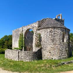 Petite église St Thomas en pas trop bon état. On souhaite une bonne santé à notre St Thomas Mozéen