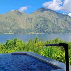 Aussicht von unserer Hütte mit Warmwasser-Pool