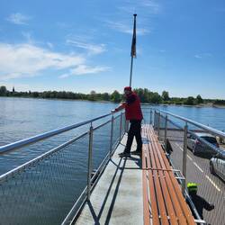 Wir genießen die Fahrt über den Rhein.