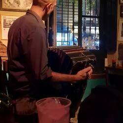 Tango in einer Bar bei einem Glas Rotwein - ausnahmsweise keine Variante von "Por una Cabeza"