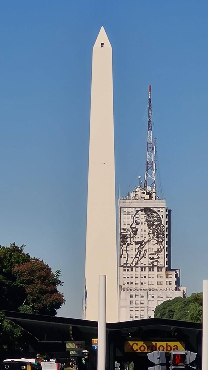 Eva Peron: nach Norden schreit sie grimmig ins Mikrophon.