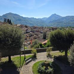 Blick auf Barga auf dem Weg nach oben zum Dom