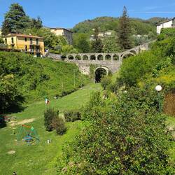 Alte Brücke im Park von Barga