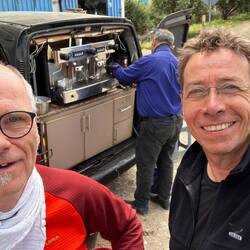 Ein Kaffee ☕️ am Straßenrand.