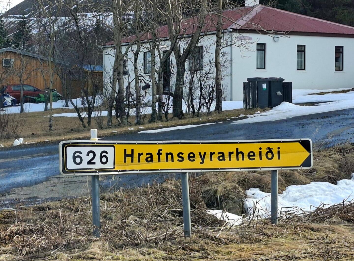 les noms impossibles à retenir en Islande, durs à prononcer, et il faut de grandes pancartes !