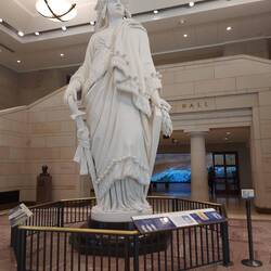 Das ist die Dame die auch ganz oben auf dem Dach der Rotunda steht.