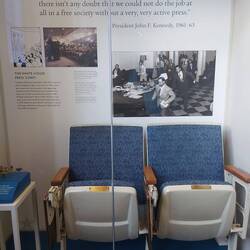 Um mehr Presseleute reinzubekommen hat man Kinobestuhlung in den Pressesaal einbauen lassen.