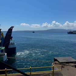 En el puerto pa ir a Bali