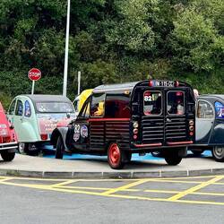 Unterwegs eine 2CV Sternfahrt mit knapp 100 Fahrzeugen.