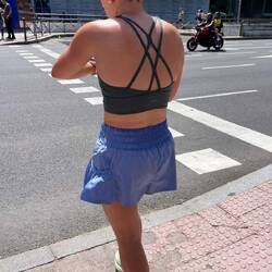 Das Mädchen joggt durch die heiße Innenstadt. Warum nicht im Retiro-Park?