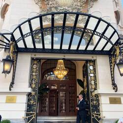 Der Eingang des Palace Hotels zieht viele Blicke auf sich.