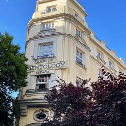 Nicht zu übersehen: das Haus der Scientology-Sekte: luxuriös und mit xxxx Räumen..