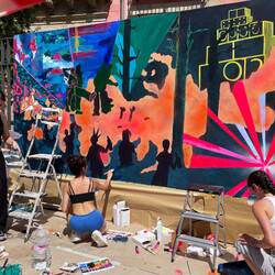 Kunststudenten Gestalten in voller Sonne nach Vorlagen großflächige Bilder.