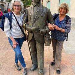 Der Herr ist Repräsentant der in Spanien überall bekannten ONCE (Blindenverein)-Lotterie.