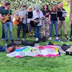 QAT Gruppe singt und spielt sonntags im Retiro-Park.
