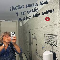 Trinke viel Wasser und du wirst hübscher aussehen! Beschriftung in Toilette. Wasserausstellung