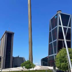 Plaza de Castilla: Obelisk, 92m hoch, entworfen vom Architekten Calatrava.