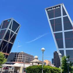 Puerta de Europa mit den weltweit ersten geneigten Wolkenkratzern, die 1996 fertiggestellt wurden.