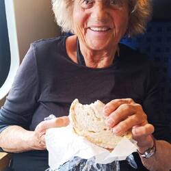 Isabel hat leckeren Reiseproviant vorbereitet: Rühreibrot mit Käse und Tomate