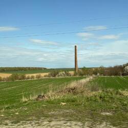 In der Sowjet Zeit wurden oft Ziegeleien genau dort gebaut, wo Tonerde war, nun eine Ruine