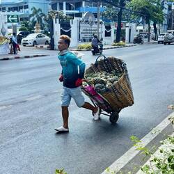 Un vendeur d'ananas très pressé 😅