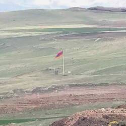 En face. le drapeau arménien