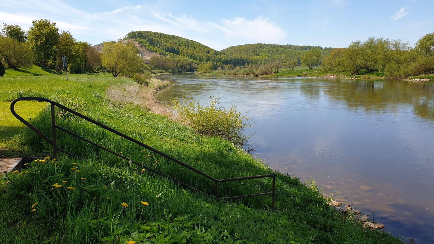 Breit und zügig läuft das Wasser an mir vorbei
