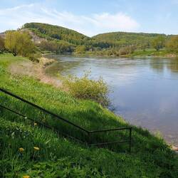 Breit und zügig läuft das Wasser an mir vorbei