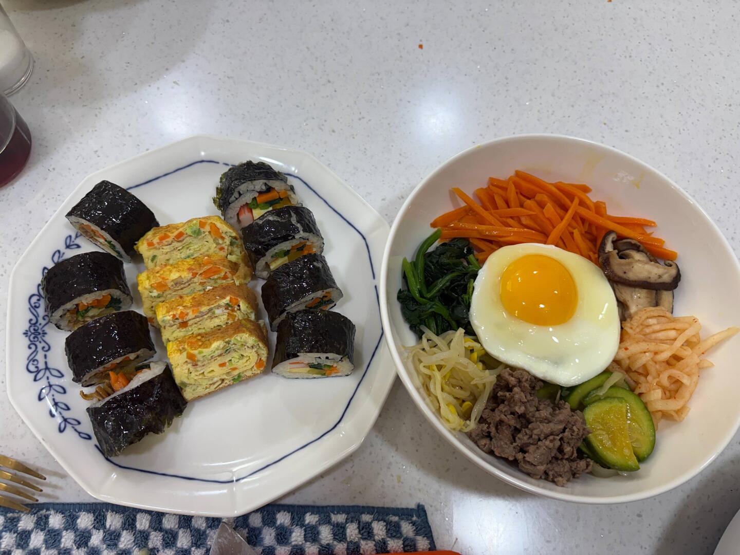 Dazu Kimbap und Omelette.