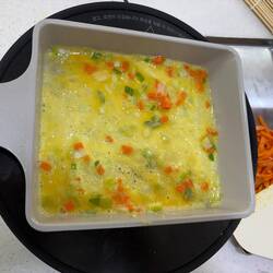 Erste dünne Schicht der Eiermasse braten ...