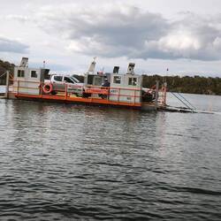 kleine Autofähre zur Insel Molloy