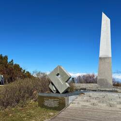 Der Obelisk als Zeiger zusammen mit der Plattform bildet eine riesige Sonnenuhr.