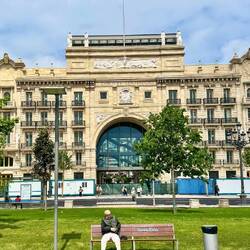 Und auch dieses Gebäude gehört der Bank Santander