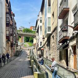 Rolltreppe und Aufzug