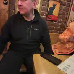 Die ganze Truppe an einem Tisch alle verstehen sich mittlerweile sehr gut untereinander..