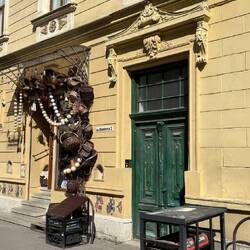 Interessanterweise in einer stahlbox direkt vor der Haustür Stromaggregat fest installiert
