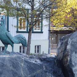 Das Ortshaustier auf dem Brunnen