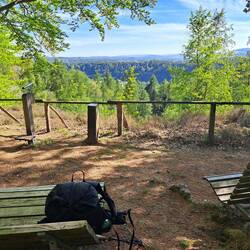 Blick auf Bad Karlshafen, dahinter der Reinhardswald