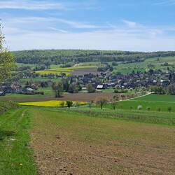 Hier geht's den Weg hinunter, durch den Ort Schönhagen und dahinter wieder den Berg hinauf