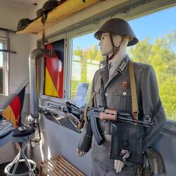 Na, wer musste wohl schauen ob die Waffe geladen und noch funktionsfähig war?