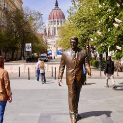 Robald Reagan statue (with parliament in background)