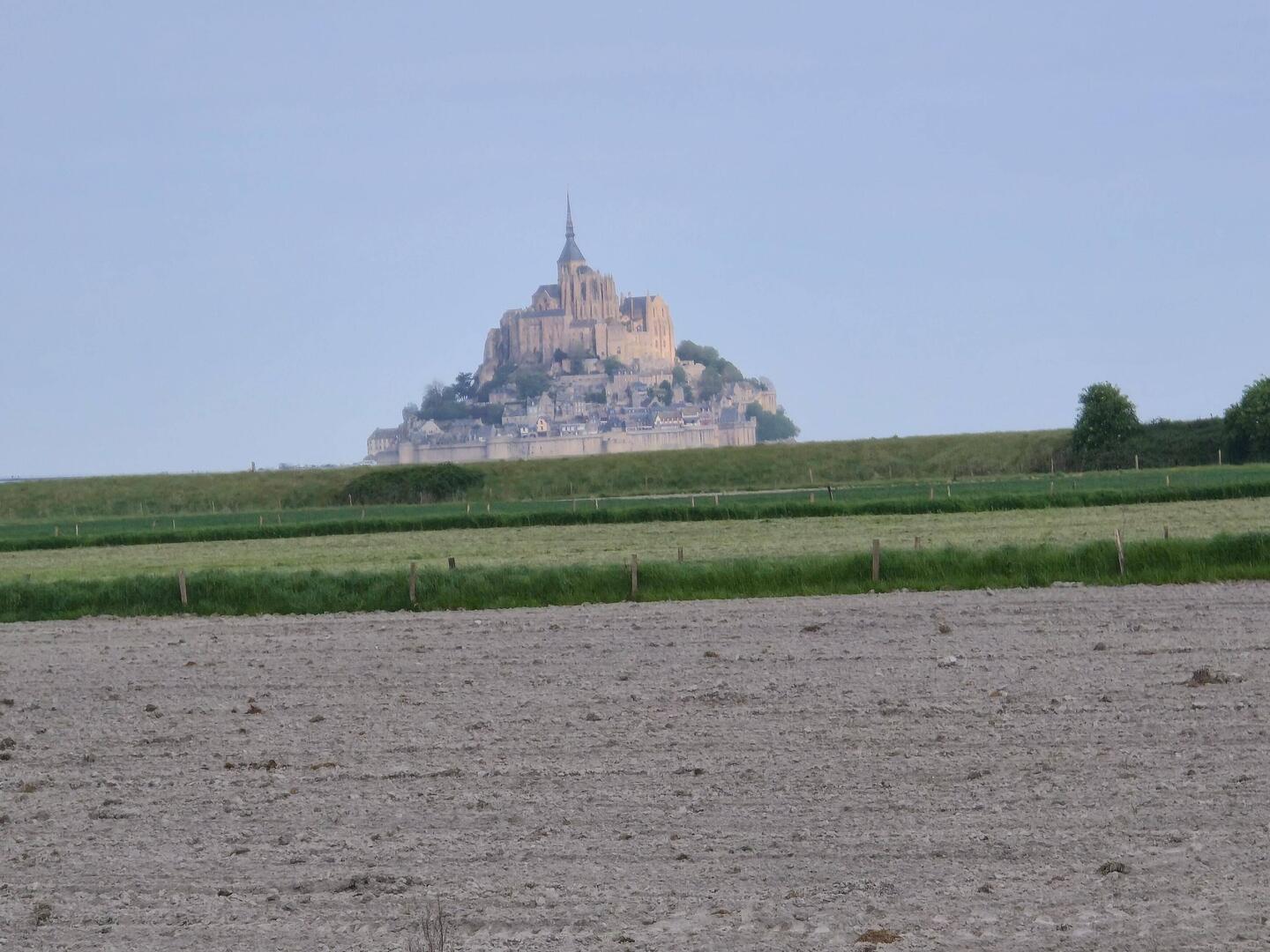 Von weit weg kann man mont saint michel erkennen