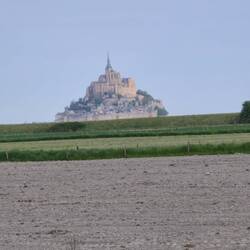 Von weit weg kann man mont saint michel erkennen