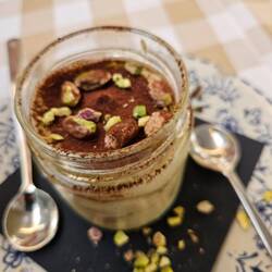 Tiramisu s pistacijo.
