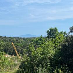 Des montagnes apparaissent au loin…